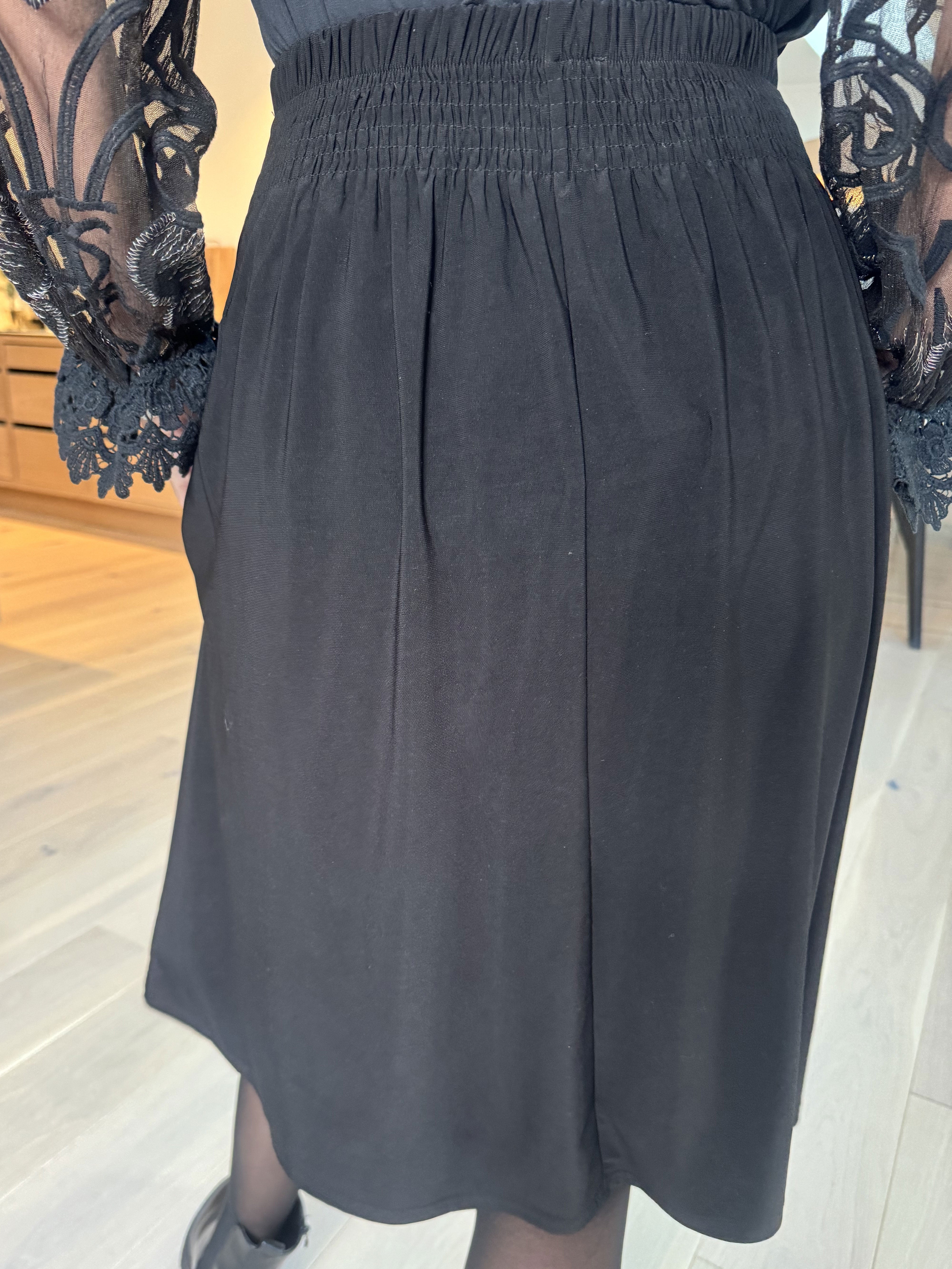 Pams Plain Skirt - Ensfarvet nederdel i elastisk stof